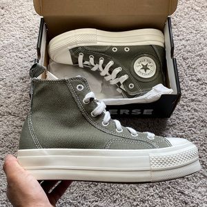 Brand new platform oversized patch Converse